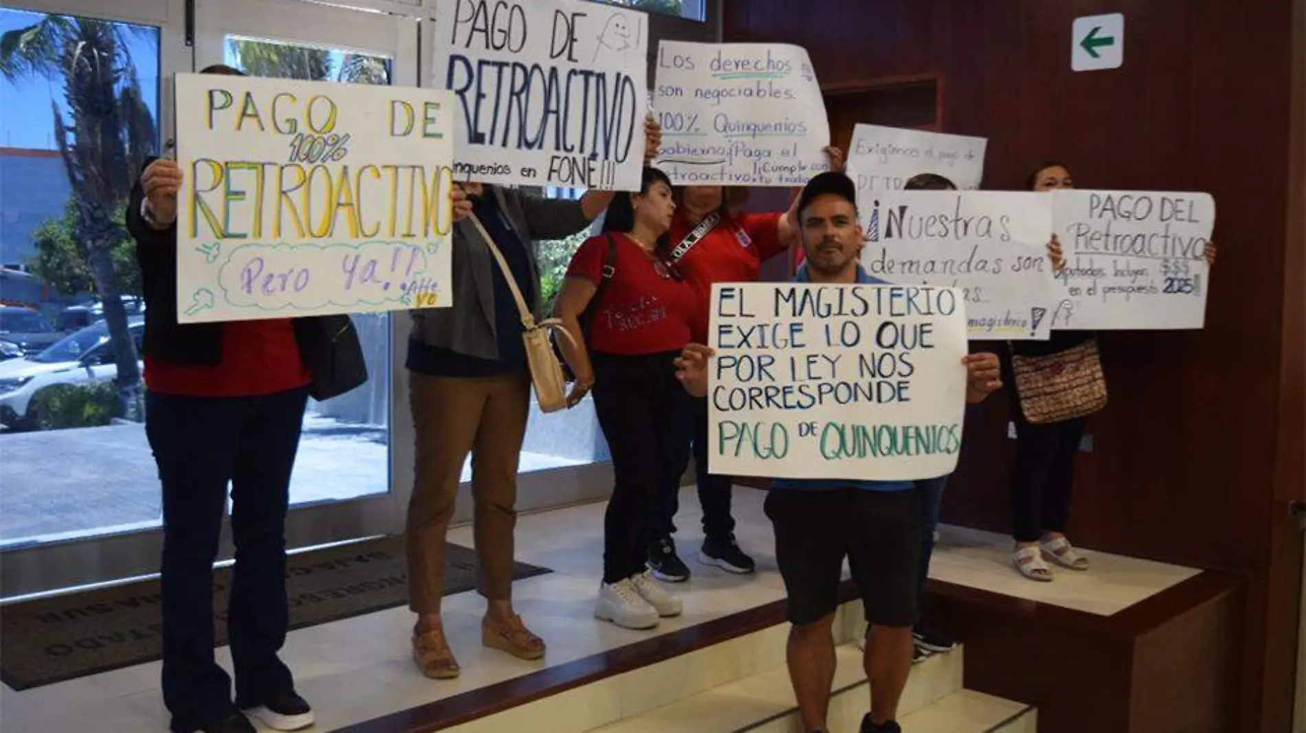 Docentes gritan a diputados en protesta 1